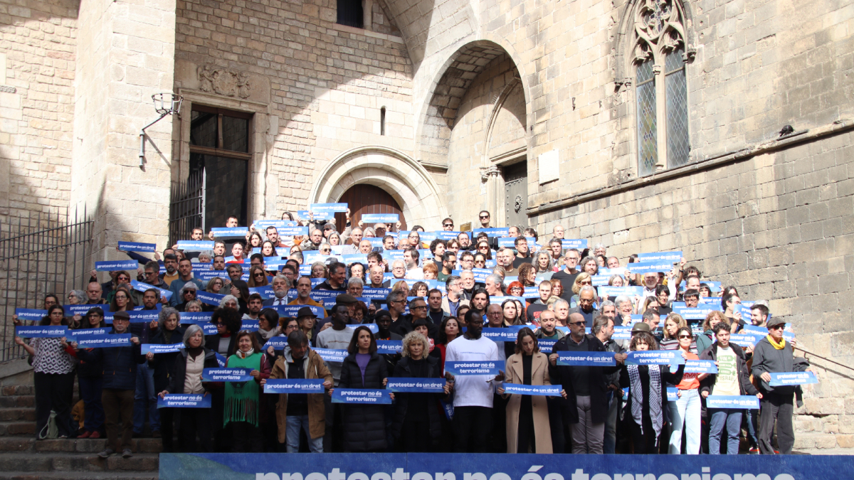 Representants d’entitats i signants del manifest pel dret a la protesta ahir a Barcelona. - ACN