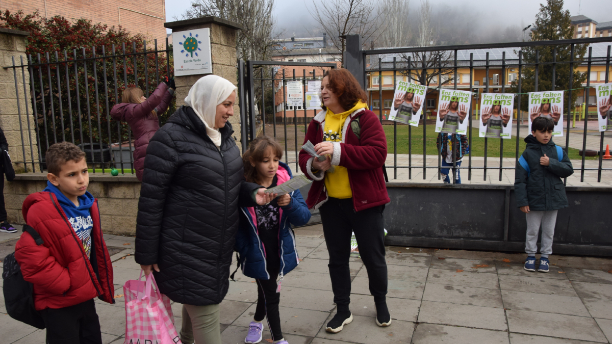 Repartiment de fullets amb la reivindicacions davant del col·legi Pau Claris de la Seu. - USTEC