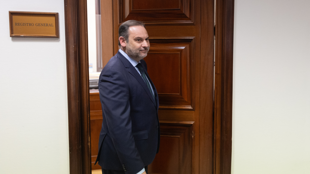 El exministro de Transportes y diputado del PSOE, José Luis Ábalos, a su salida del registro tras presentar su paso al grupo mixto, en el Congreso de los Diputados,este martes.