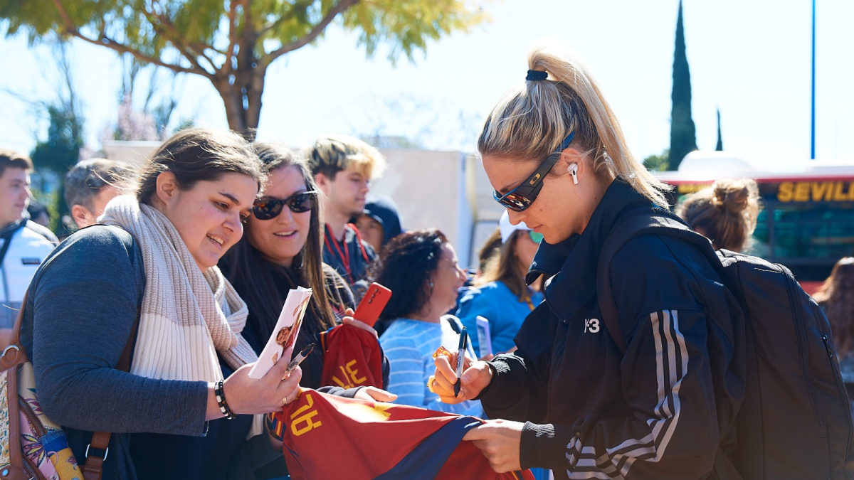Alexia Putellas, firmando autógrafos a su llegada ayer a Sevilla. - RFEF