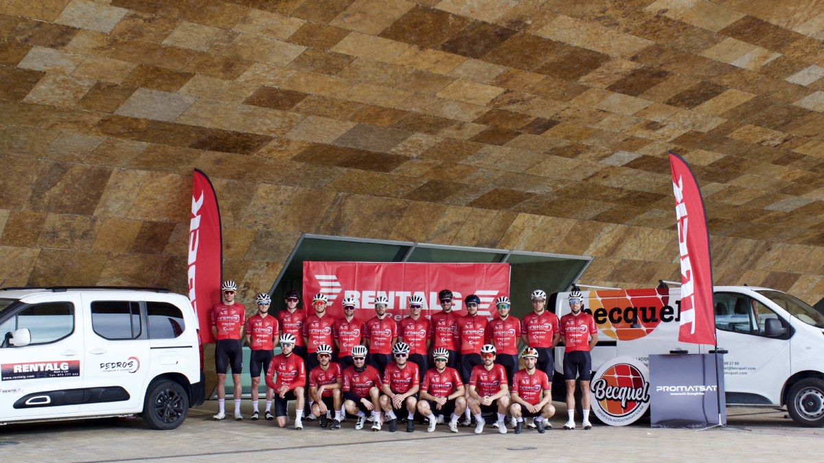 El club hizo la foto oficial el pasado sábado en La Llotja de sus dos equipos, el de Élite-sub’23 y el Másters. - MARIA TORRES LEDESMA