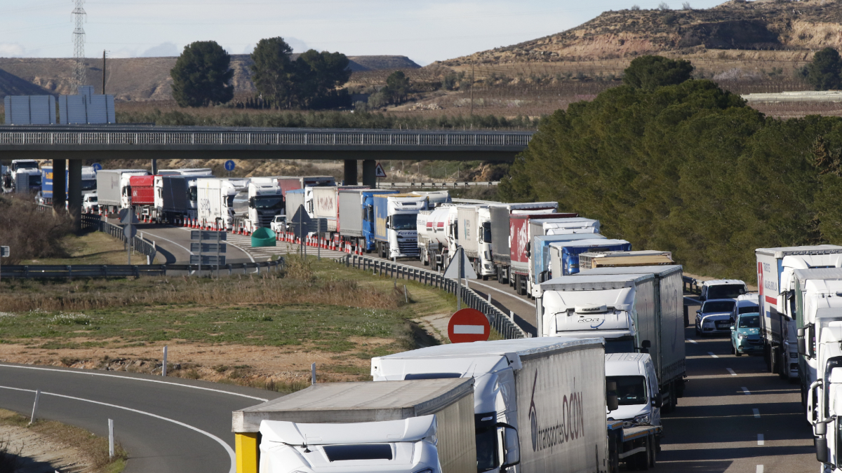 Cua de camions i turismes que van quedar ahir ‘atrapats’ pel tall de l’AP-2 a Soses.