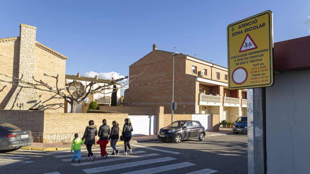 La señal que indica la restricción de paso en la zona del colegio de Vila-sana. - JORDI ECHEVARRIA