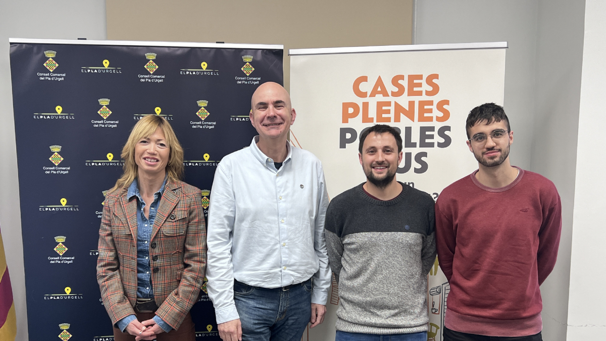 Palau, segundo por la izquierda, con los técnicos y responsables de la bolsa de vivienda del Pla. - X.R.