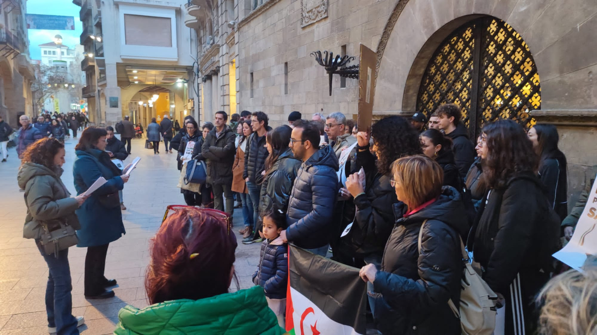 Unas cien personas se movilizaron ayer en la plaza de la Paeria - SAHARA PONENT