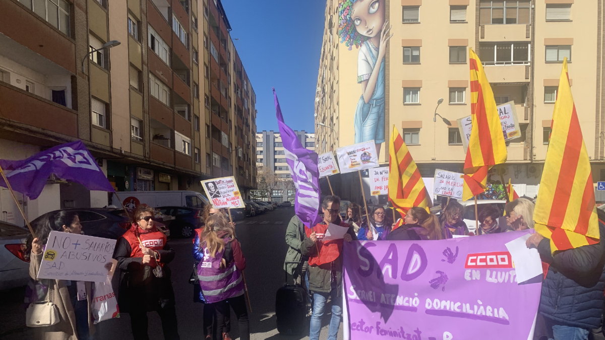 Una treintena de trabajadoras se manifestaron ayer y lanzaron huevos en la oficina del SAD, en Cappont - MARC CARBONELL