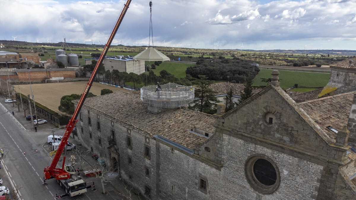 Una grúa elevó por encima de los quince metros esta mole de 2.200 kilos de peso, con un diámetro de casi 5 metros. - X.S.