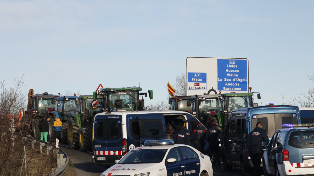 Els Mossos d’Esquadra van mirar d’impedir el pas dels tractors a l’AP-2 a Soses. - JORDI ESPLUGA