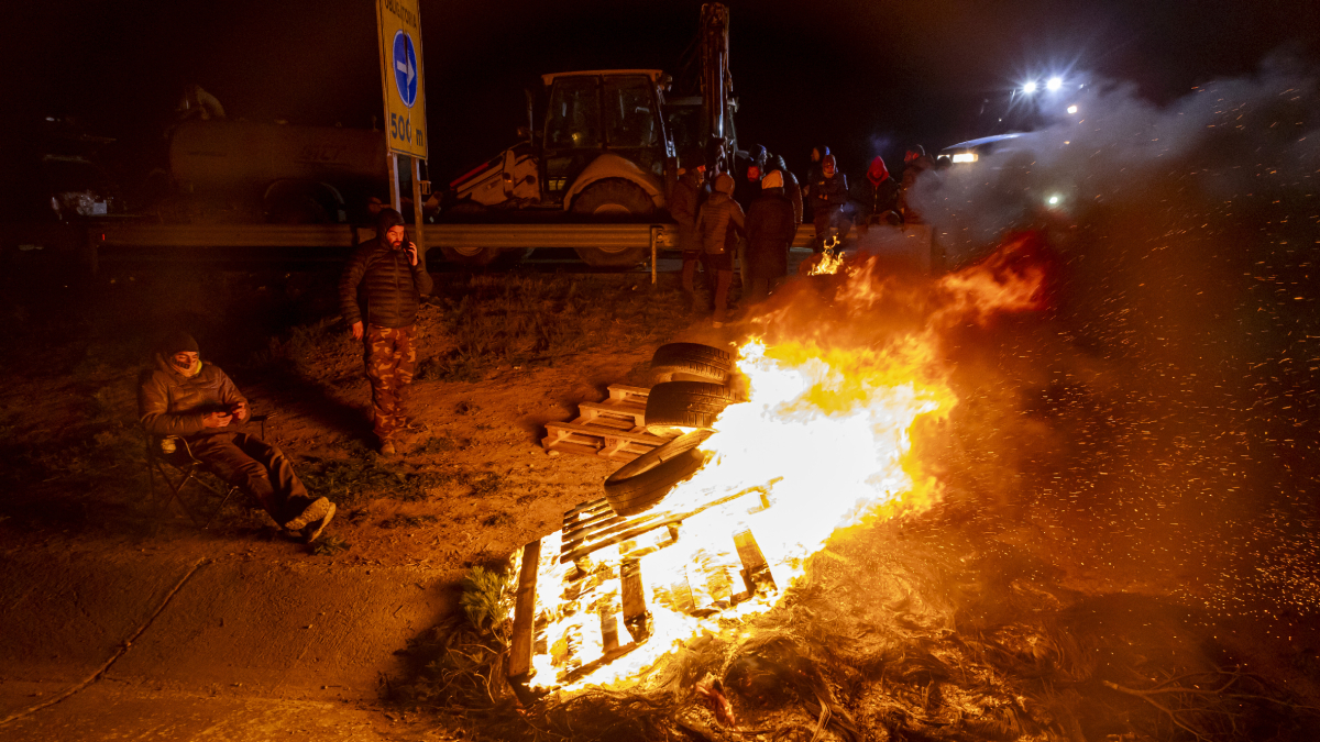 Agricultores durante la noche en la AP-2 en Soses