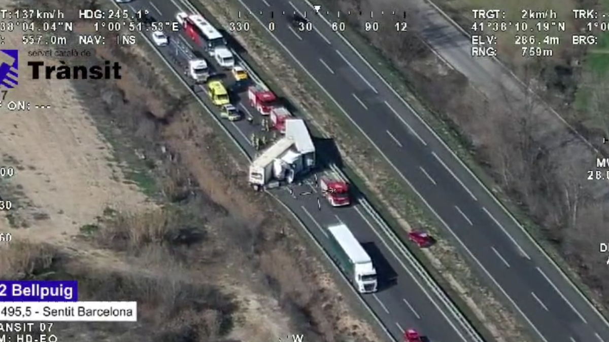 Accident a Bellpuig amb almenys dos camions implicats.