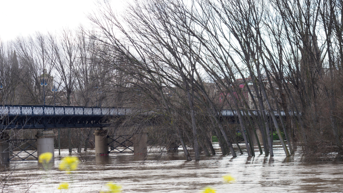 Vista del paso del río Ebro desbordado, a 28 de febrero de 2024, en Logroño, La Rioja (España)