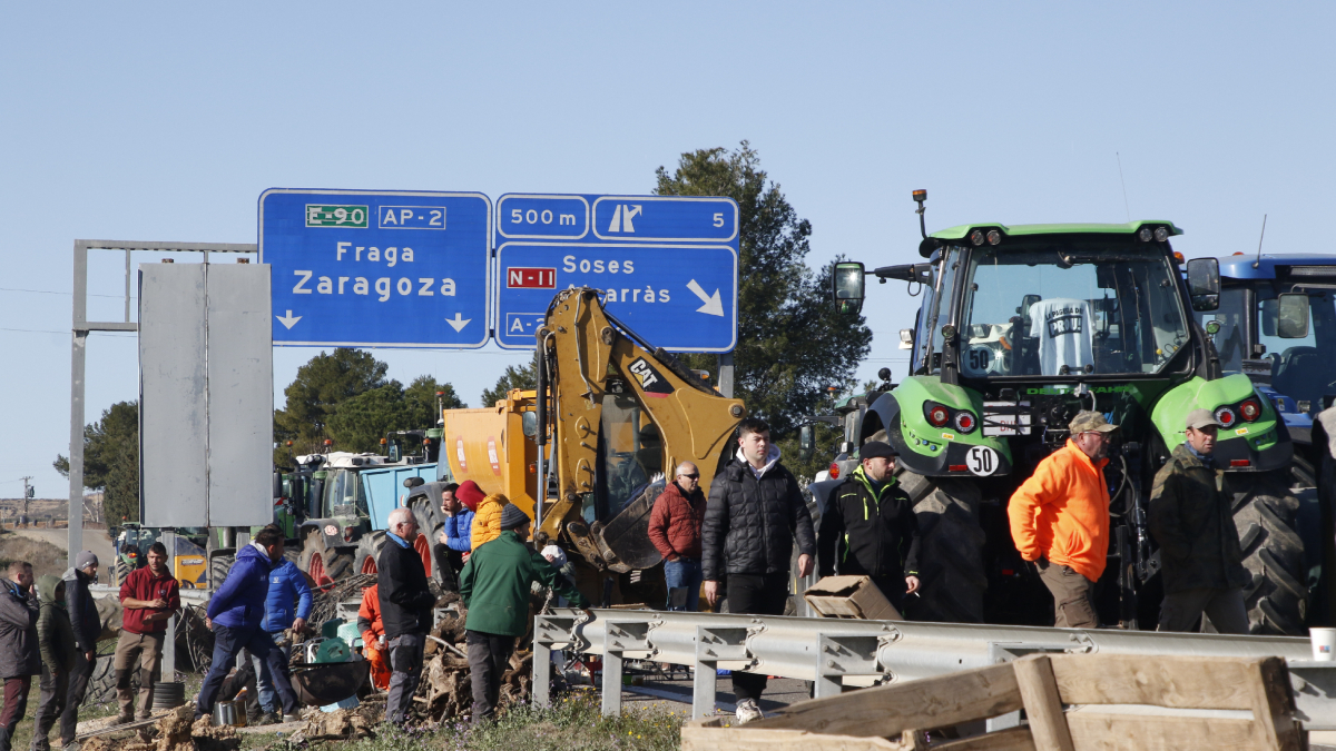 A l’AP-2 a Soses continuaven ahir concentrats desenes de tractors que impedien el pas en els dos sentits. - AMADO FORROLLA