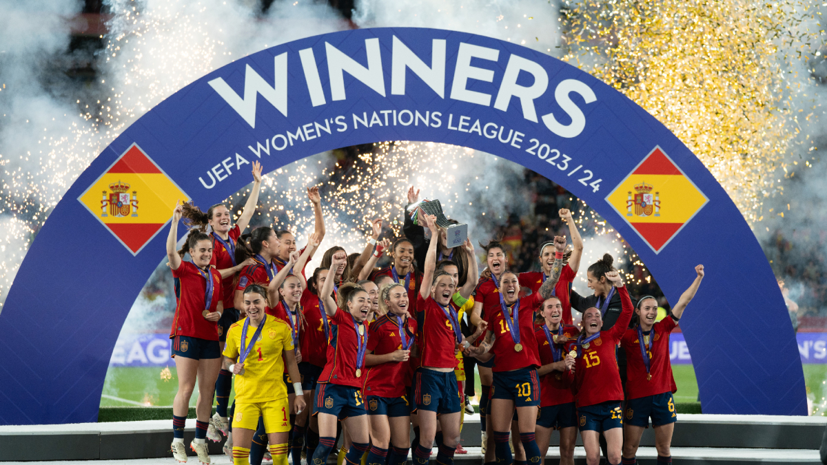 Irene Paredes, capitana de la selección española, levanta la copa de campeonas de la Nations League. - EFE/JULIO MUÑOZ