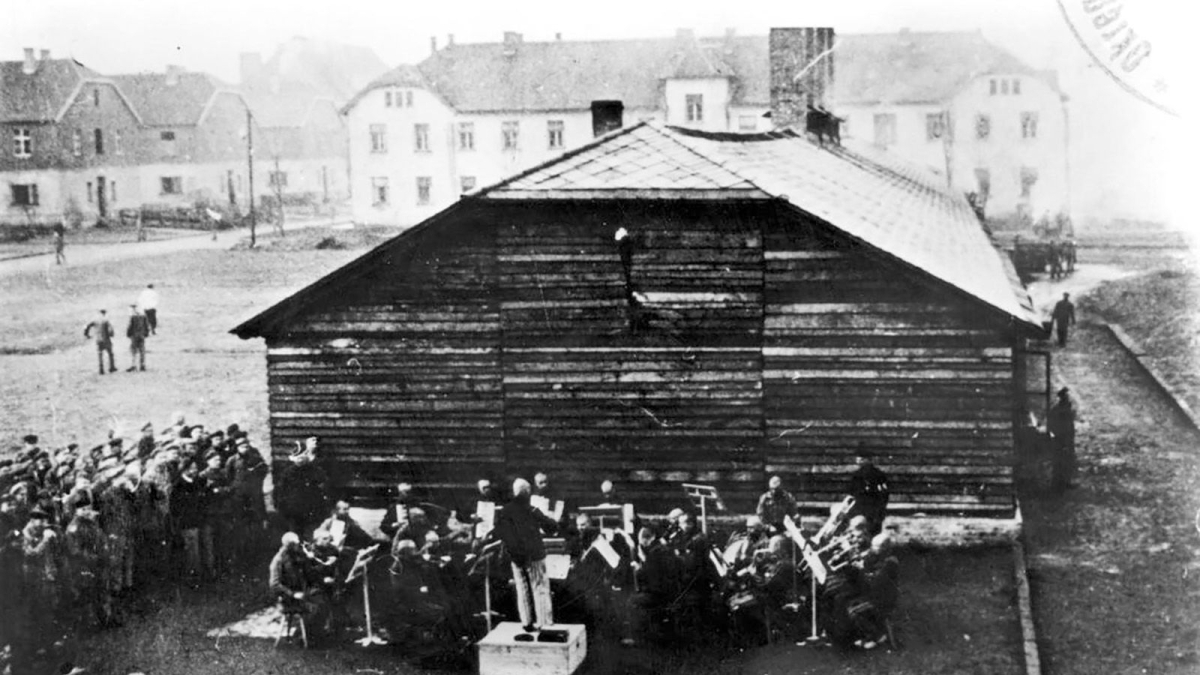 L’orquestra d’Auschwitz va ser una sinistra realitat de la qual es conserven algunes fotografies, així com dibuixos. Tocaven per a festes d’oficials nazis i també al camp perquè els presoners treballessin més ràpid.
