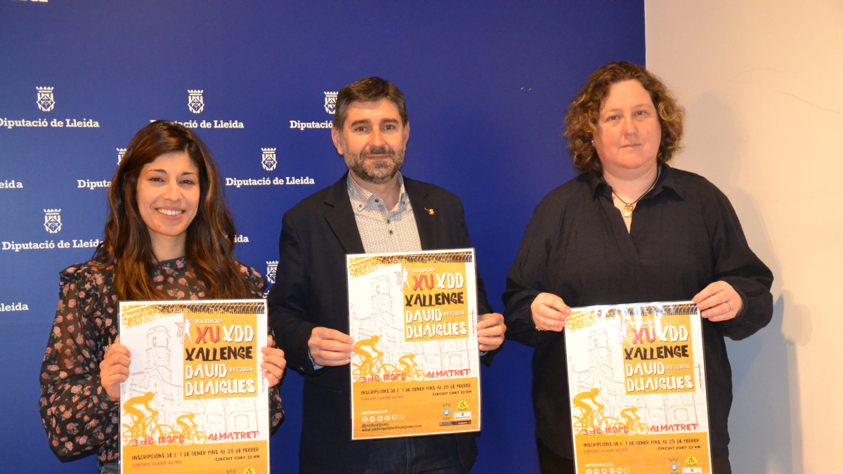 L’alcaldessa d’Almatret, Jennifer Nadal, el diputat Òscar Martínez i Montse Duaigües.