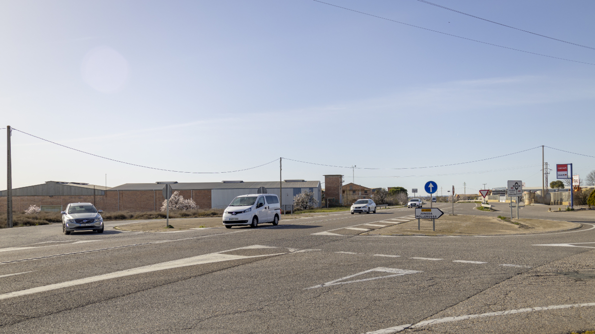 Una de les rotondes partides de l’N-240 a Juneda. - JORDI ECHEVARRIA