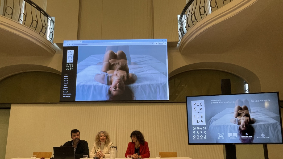 Anton Not, la regidora Pilar Bosch i Iolanda Sebé van presentar ahir el quart festival Poesia Lleida. - INÉS GARCIA