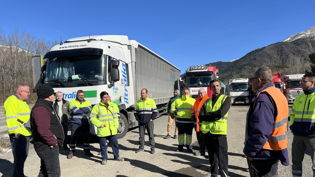 Camioneros atrapados por el corte de la N-230 cerca de Vilaller, en la Alta Ribagorça.