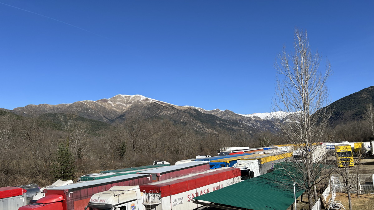 Camiones parados cerca de Vilaller por el corte en la N-230 en la Alta Ribagorça