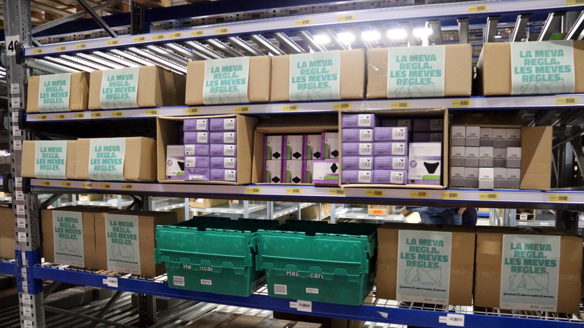 Cajas de productos preparados para ser distribuidos.