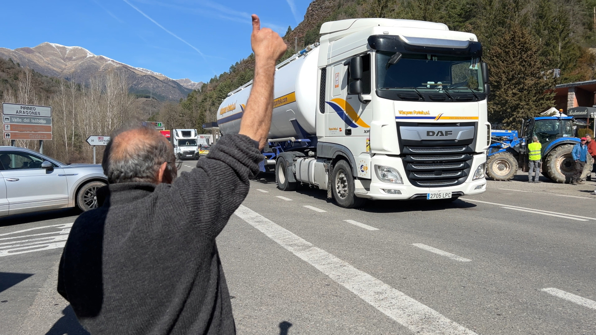 Un ramader saludant als camioners al seu pas pel tall de l'N-230.