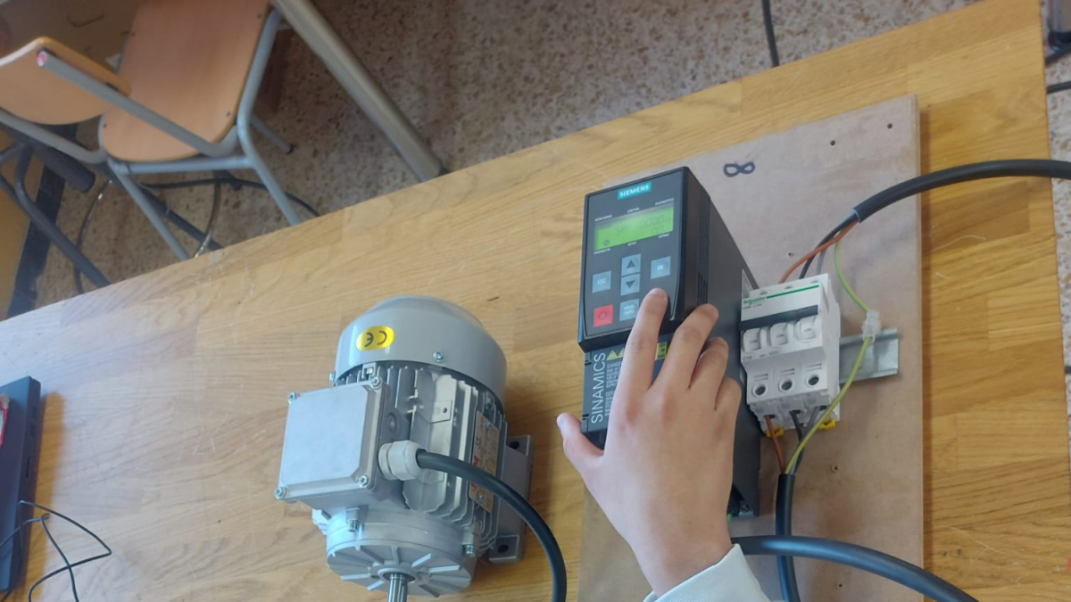 Primers alumnes de robòtica industrial al Francesc Ribalta - INSTITUT FRANCESC RIBALTA
