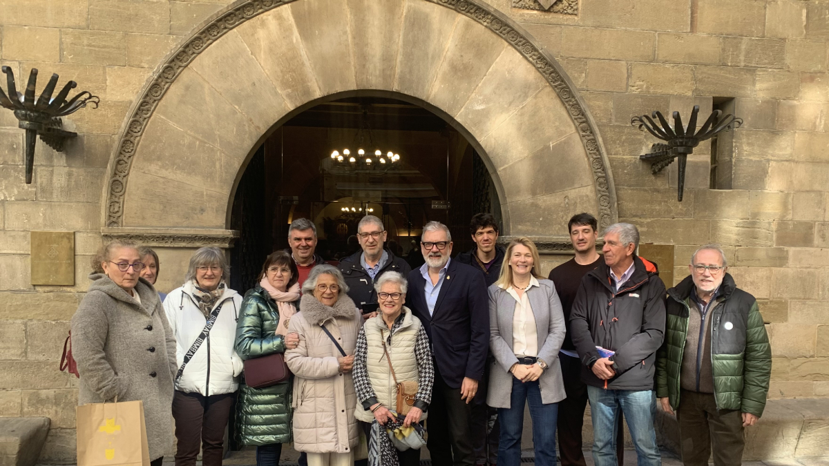 Larrosa y la edil Begoña Iglesias, ayer con miembros de Escocells. - MARC CARBONELL