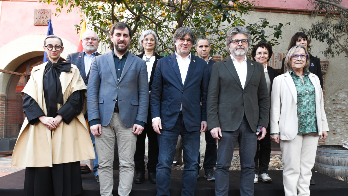 Puigdemont presentó ayer los miembros del nuevo equipo de gobierno del Consell de la República. - EUROPA PRESS