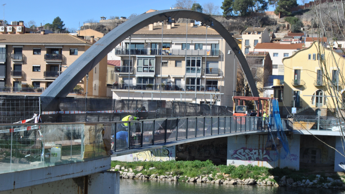 Los operarios trabajando en las tuberías de desagüe de la estructura sobre el río. - E. FARNELL