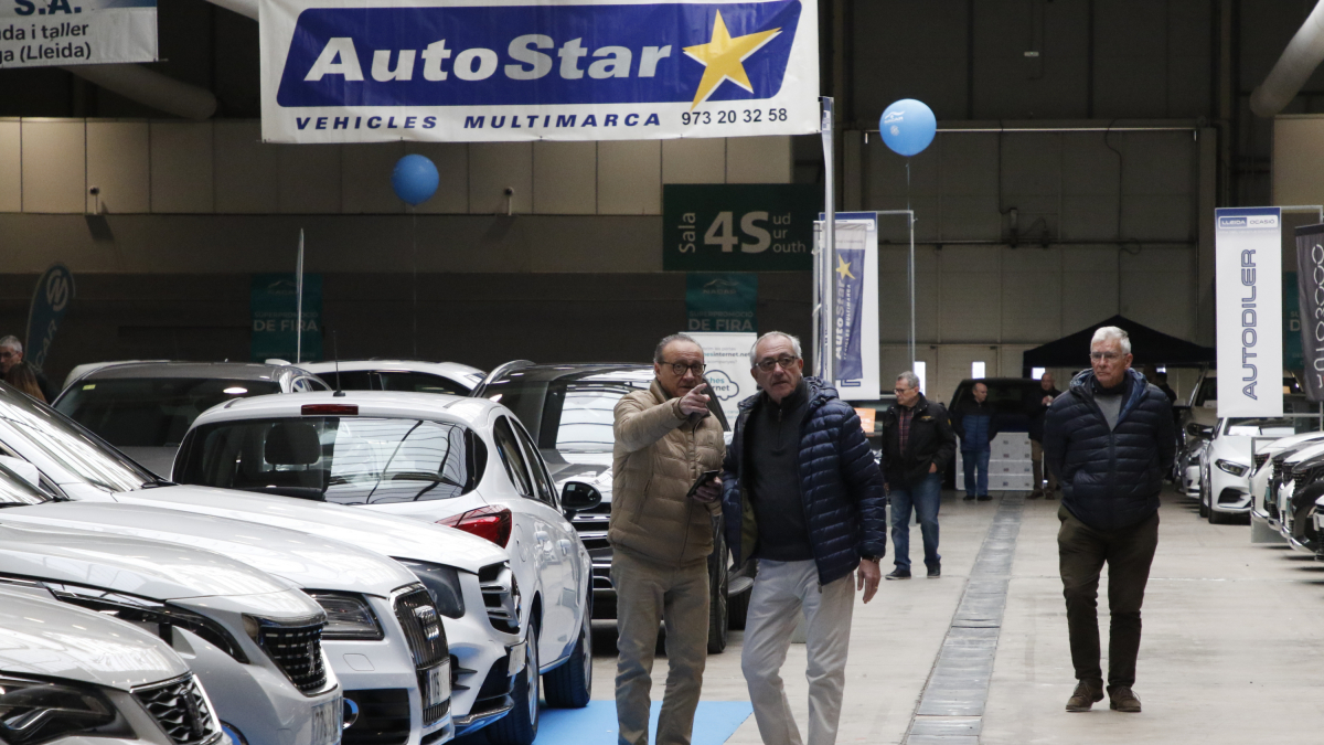 Visitantes ayer ante vehículos en venta en Lleida Ocasió. - AMADO FORROLLA