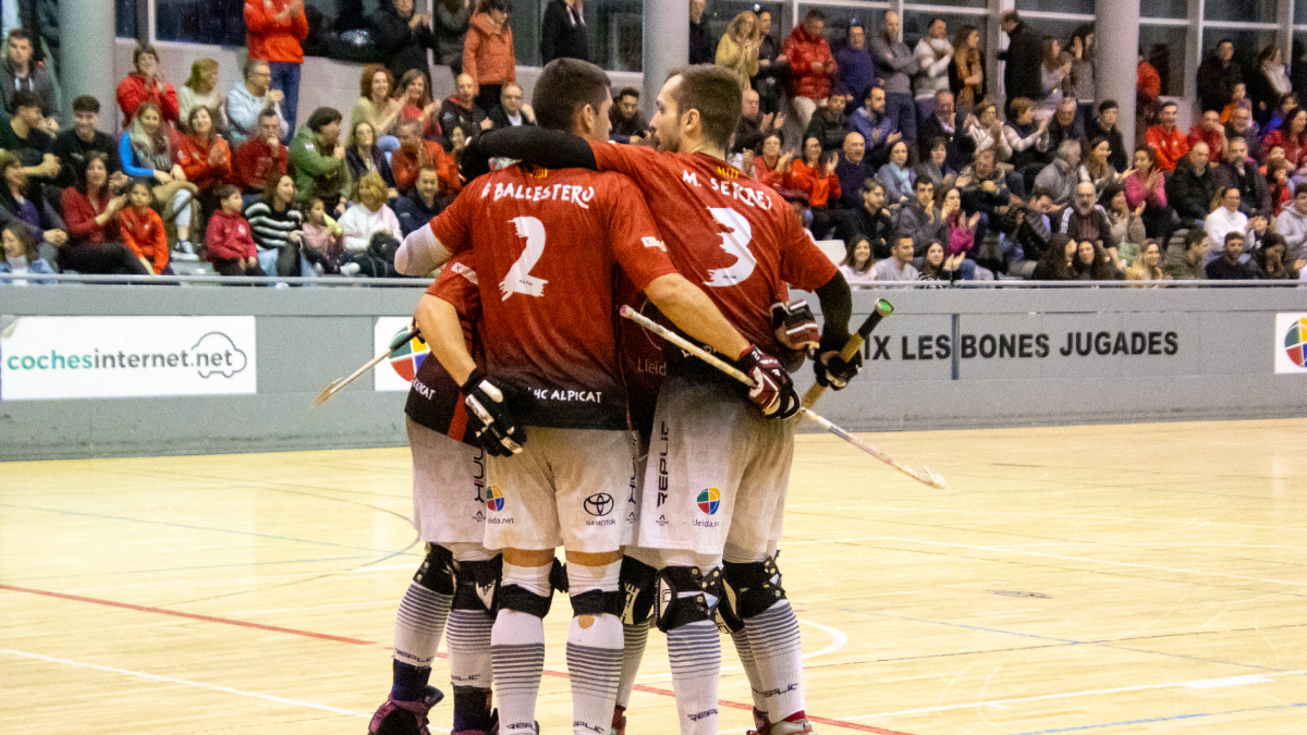 Jugadores del Alpicat celebran el gol de David Ballestero. - ANIOL MORAL VILLAFAÑE