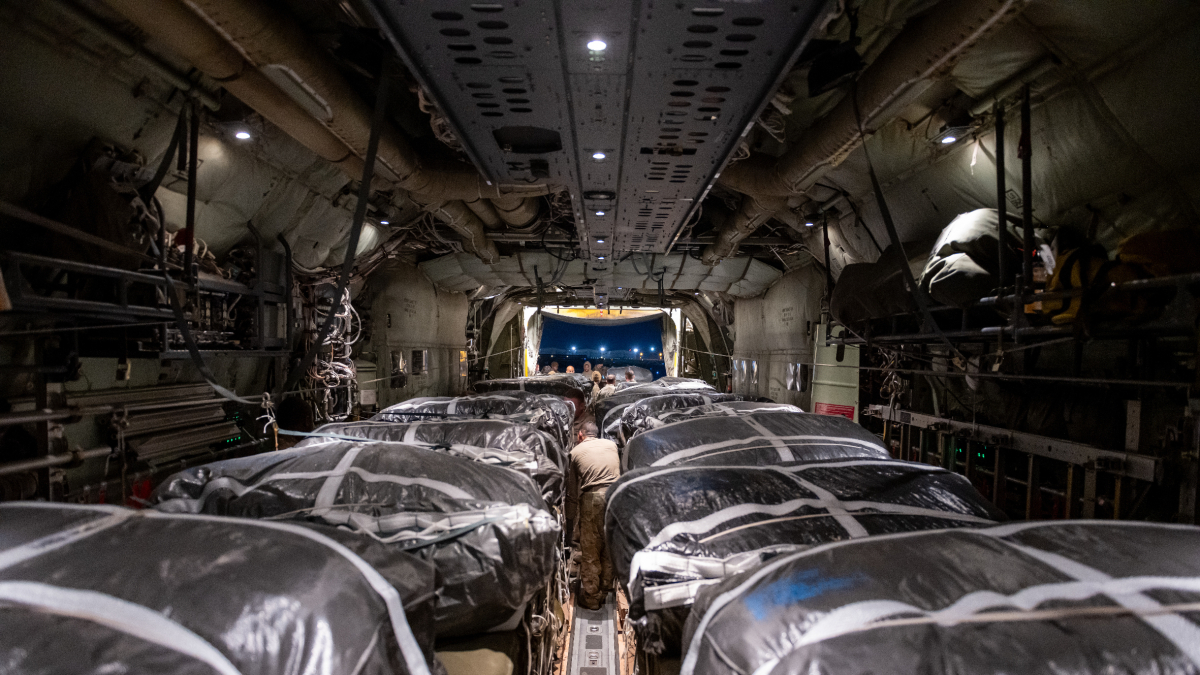 Las Fuerzas Aéreas de EEUU lanzaron 66 paletas con los suministros desde tres aviones C-130. - EFE