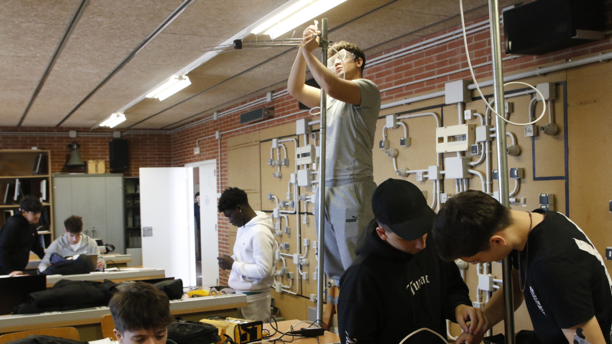 Alumnes de l’institut Caparrella en una classe pràctica d’electricitat divendres passat. - AMADO FORROLLA