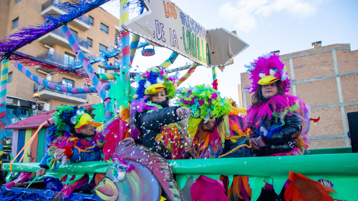 Una de las carrozas que desfilaron ayer con motivo de la Festa de l’Aigua. - GERARD HOYAS