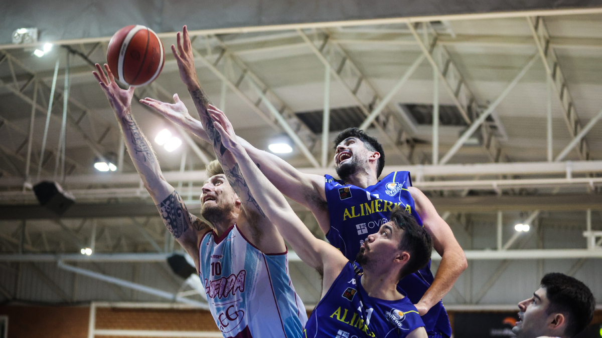 Javi Vega lluita per un rebot amb el lleidatà Marc Martí i el seu company Robert Cosialls. - ÁREA 11