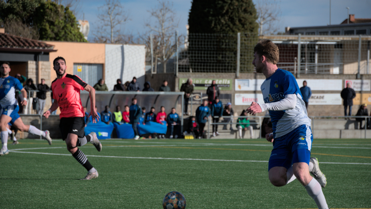 Un jugador del Guissona conduce el balón ante la atenta mirada de su rival.