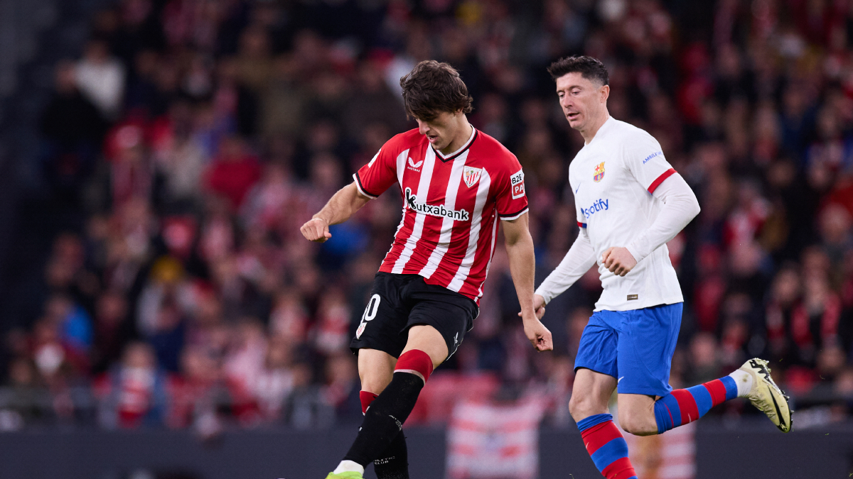 El blaugrana Lewandowski persegueix el local Unai Gómez en una acció del partit d’ahir a San Mamés. - EFE