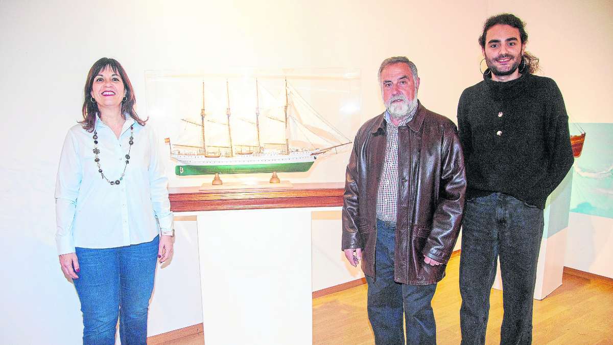 Sampé amb l’alcaldessa i l’edil de Cultura en la inauguració. - LAIA PEDRÓS