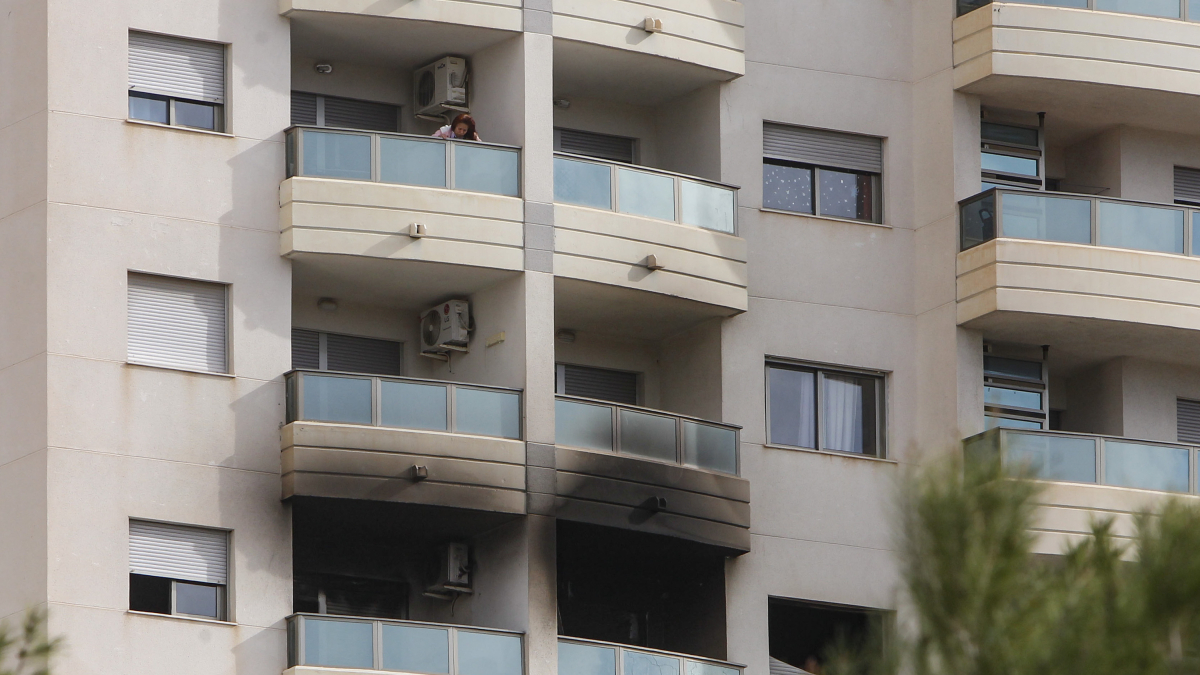 Una mujer, su hijo y su nieto de 5 años han fallecido y otras 15 personas han resultado heridas por inhalación de humo en el incendio registrado esta madrugada en una vivienda en Villajoyosa (Alicante).