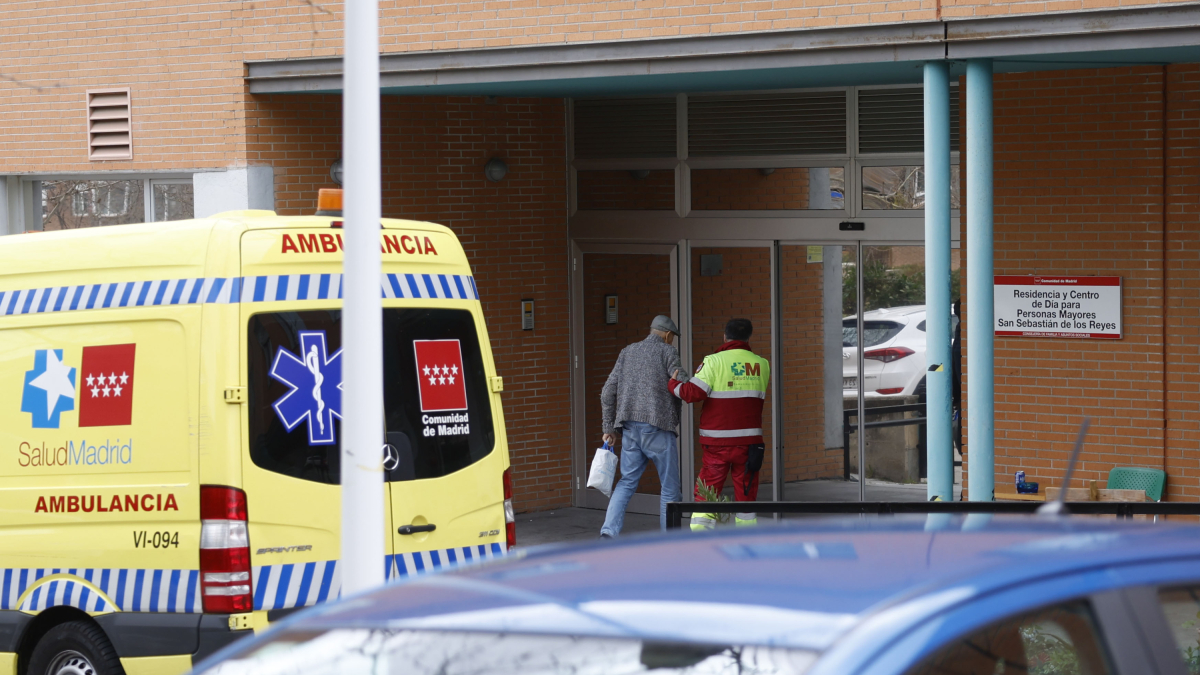 Una ambulancia a la entrada de la residencia de ancianos de San Sebastián de los Reyes, donde la Policía ha detenido al supuesto agresor sexual de dos mujeres de 90 y 100 años, respectivamente.