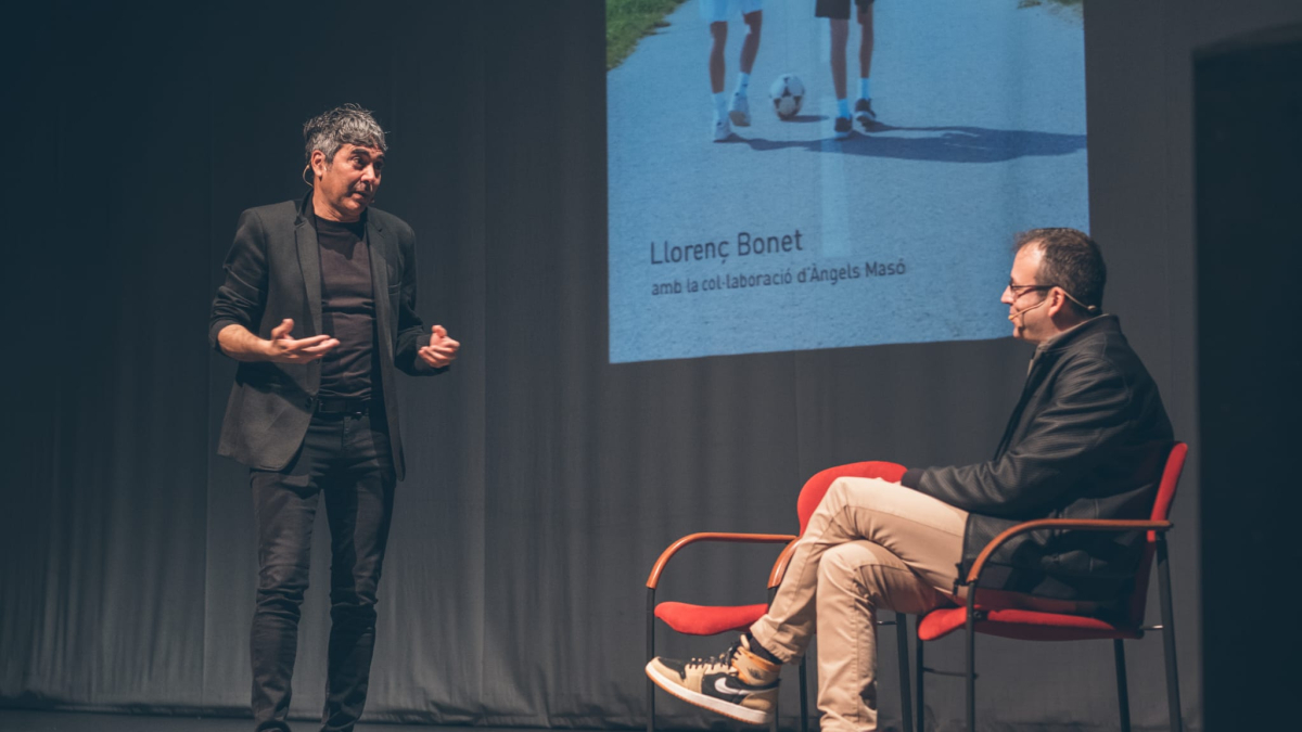 Llorenç Bonet, de pie, durante la presentación del libro.