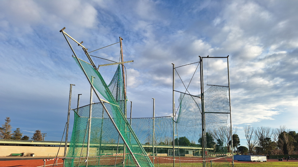 Així ha quedat la gàbia de llançament de la pista d’atletisme de les Basses.