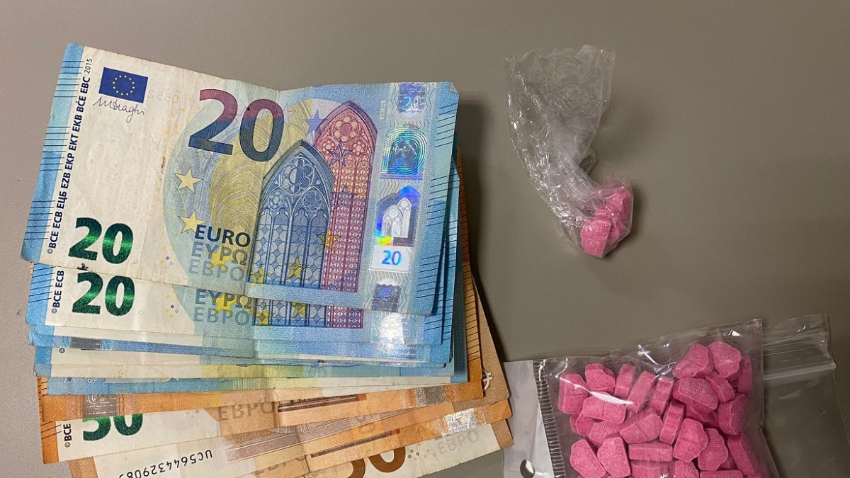 Imagen de las 80 pastillas de MDMA y el dinero decomisado. - MOSSOS D’ESQUADRA