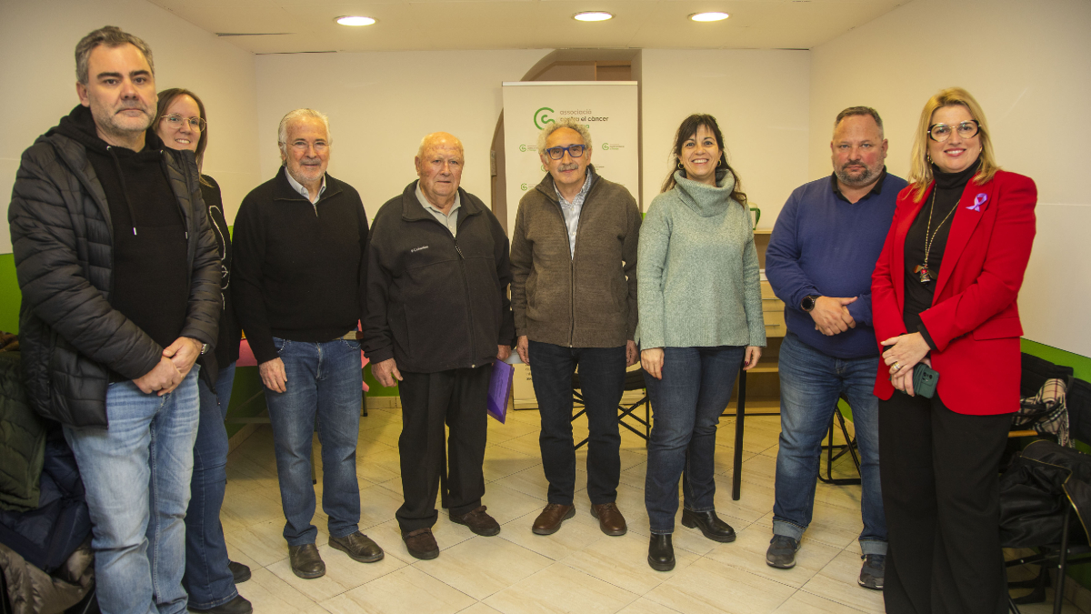 La junta local de la Associació Contra el Càncer de Tàrrega estrenó ayer local. - L.PEDRÓS