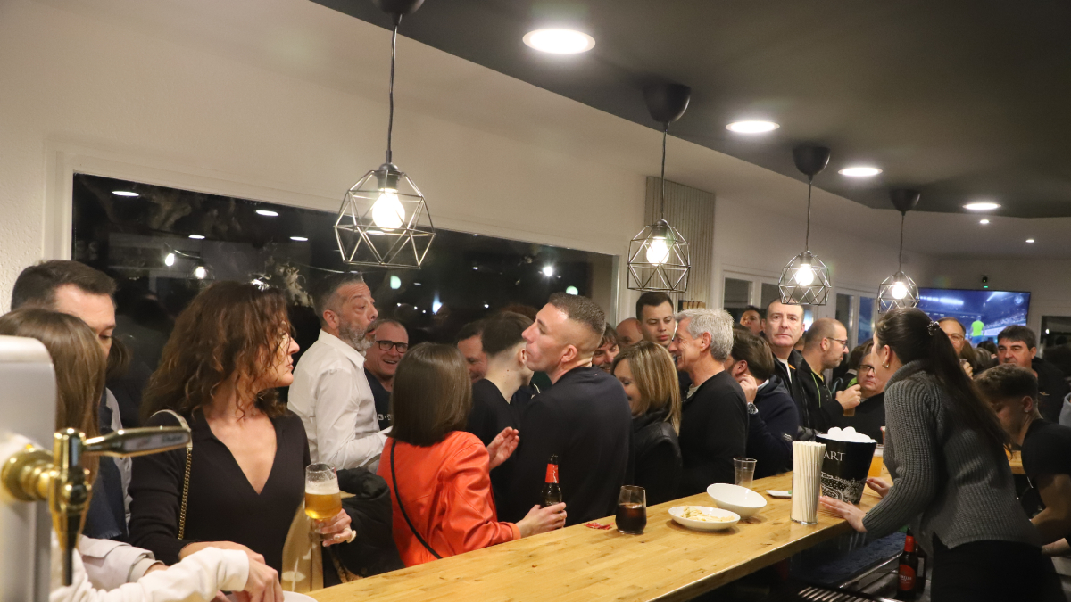 Imatge de la reobertura del bar restaurant del Club de Tennis de Mollerussa dijous passat. - MAGDALENA ALTISENT