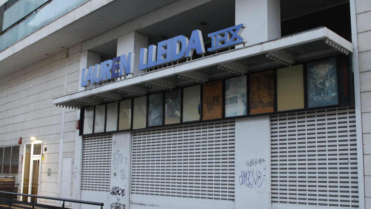 L’entrada encara conserva cartells de pel·lícules de quan va tancar. - AMADO FORROLLA