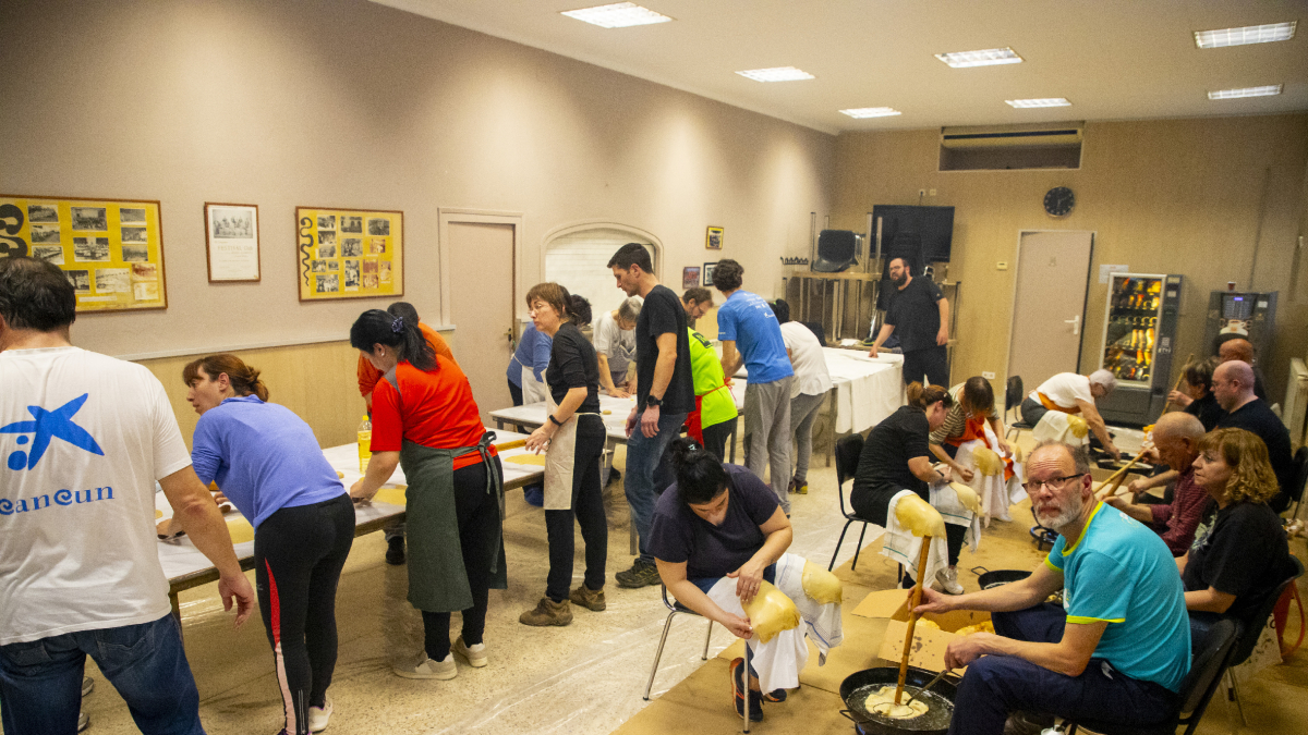 El proceso de la elaboración de las ‘orelletes’ que se destinaron a la carrera que tuvo lugar el pasado domingo.