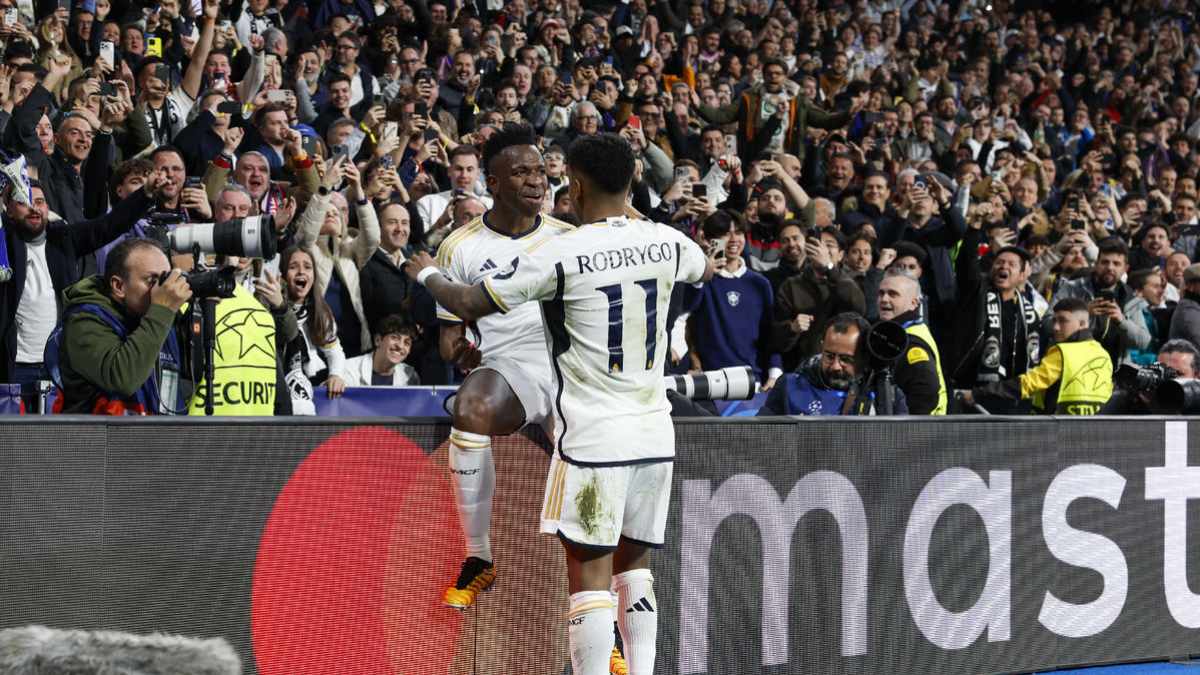 Vinícius celebra su gol junto a Bellingham, que fue el que le dio el pase. - EFE/J.J. GUILLÉN
