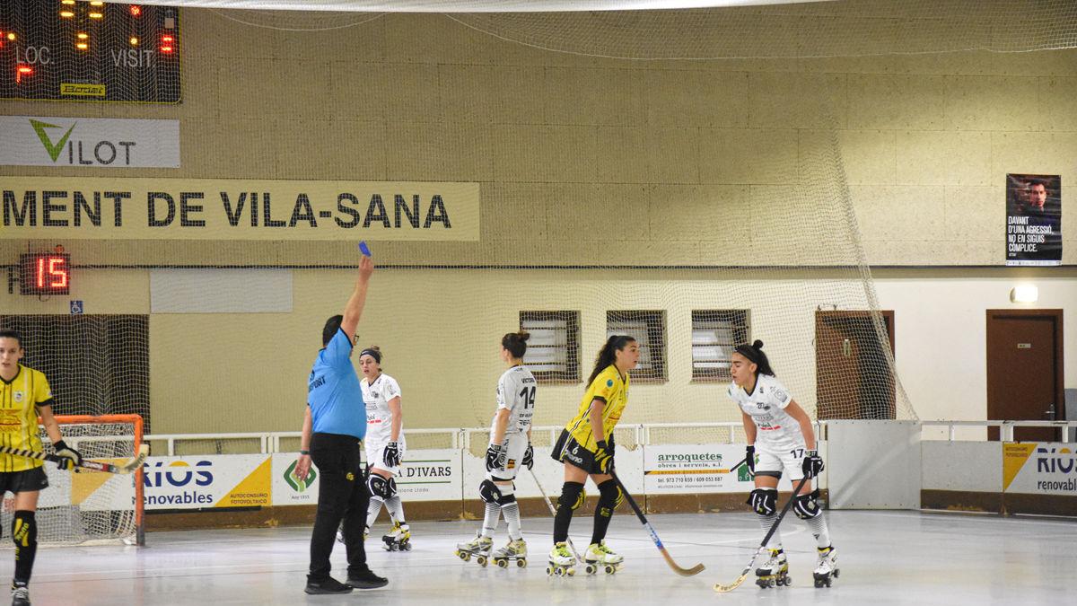 L’àrbitre ensenya la targeta blava a Gimena Gómez, per una clara falta a 2:30 del final. - CLARA LIÁÑEZ