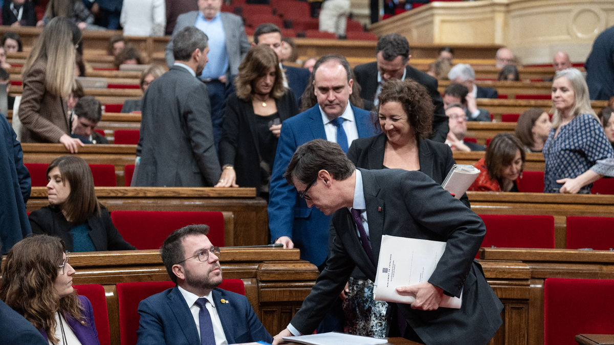 El president, Pere Aragonès, escucha en el Parlament al líder del PSC, Salvador Illa. - EUROPA PRESS